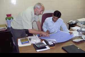  Roland Wölfle bei einem SES-Einsatz in Pakistan. Dort qualifizierte er Mitarbeiter im Bereich Gebäudetechnik. 