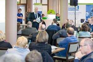  Rolf Steffen, Gründer und Vorstandsvorsitzenden des Handwerksbetriebs Team Steffen AG, bei der Eröffnung der 8. UPTODATE-Unternehmertage in Hamburg. 