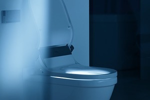  Licht bietet auch Sicherheit in der Dunkelheit: Das Dusch-WC „SensoWash“ schafft mit einer integrierten LED-Nachtlicht-Funktion die nötige Orientierung, ohne den Ruhezustand des Körpers zu unterbrechen.  