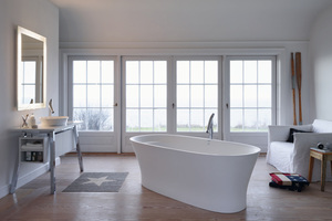  Als ergänzende Lichtquelle im Beleuchtungskonzept sollte ein Stimmungslicht im Bad eingeplant werden: hier ein Spiegel der Serie „Cape Cod“.  