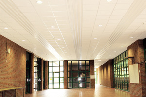  Die Deckenstrahlplatten von Sunline können problemlos in geschlossene Deckensysteme integriert werden. Im Foyer der Kreissporthalle erfolgte der Einbau in eine Rasterdecke. 