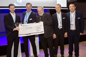  Der Uponor Blue U Award 2016 ist mit 3.000 Euro dotiert. Mit Yannick Friess (v. l. n. r.) freuten sich die Gratulanten von Uponor: Jan Peter Tewes, Prof. Dr.-Ing. Michael Günther, Georg Goldbach und Michael Heun. 