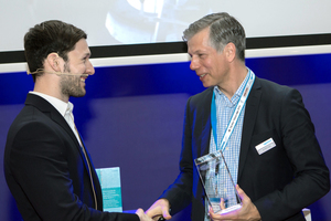  Yannick Friess  (links) ist mit dem Uponor Blue U Award 2016 ausgezeichnet worden. Jan Peter Tewes, Executive Vice President Building Solutions Europe bei Uponor, überreichte dem 25-Jährigen beim 38. Uponor Kongress die Auszeichnung. 