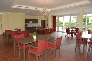  Der Speisesaal steht allen Bewohnern offen. Er kann auch als Café für den Familienbesuch genutzt werden. 