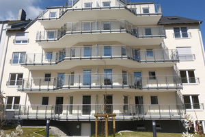  Eines der drei Wohngebäude: mit großzügigen Balkonen ideal für Sonnenanbeter. 