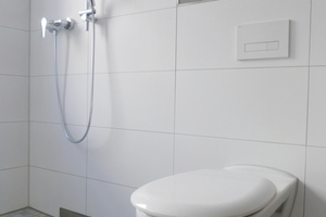  Geradliniges Design: Die WC-Betätigungsplatte „MepaOrbit“ passt mit ihren filigranen Tasten perfekt zur wandintegrierten „TersoWall“-Duschrinne. 