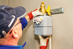  Im Hausinneren wird der Gaszähler angebracht und mit der Versorgungsleitung verbunden. 