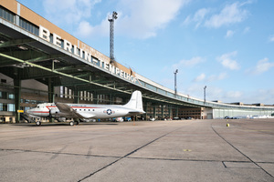  Am ehemaligen Flughafen Tempelhof wurde die größte Flüchtlingsunterkunft Berlins errichtet. 