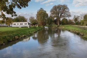  Der vom Fluss Abens umgebene Campingplatz Felbermühle bietet Camping-Freunden Urlaub in idyllischer Umgebung an. Zudem dient der Fluss zur Stromversorgung des Platzes. 