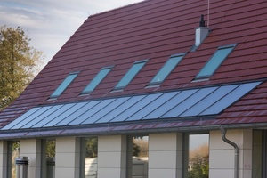  Die Kollektoren auf dem Dach des Sanitärgebäudes erzeugen auf umweltschonende Weise Warmwasser. 