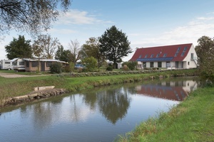  Der Campingplatz mit dem modernen Sanitärgebäude liegt in der Nähe eines Naturschutzgebietes am Fluss Abens. 