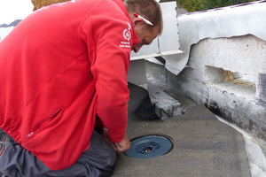  Der „Geberit Pluvia“-Dachwassereinlauf kann 14 l pro Sekunde abführen. Werden die Rohrleitungen mit Wasser gefüllt, entsteht ein Unterdruck, der das Regenwasser absaugt statt es abfließen zu lassen. 