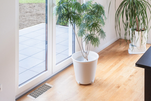  Links: Unauffällige Fußbodenauslässe führen die vorgewärmte Zuluft in die Räume und verteilen die frische Luft gleichmäßig und zugfrei. 
