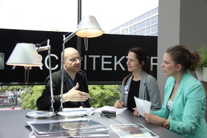  Im Interview: v.l. Hanns-Christian Hofmann, Lotte Li Benkert, beide Innenarchitekten der Akademie der Handwerkerkooperation SHK AG, und SHK Profi-Redakteurin Marlene Klocke.  