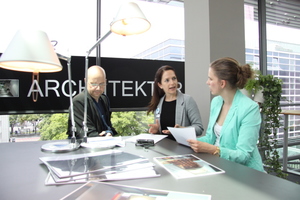  Im Interview: v.l. Hanns-Christian Hofmann, Lotte Li Benkert, beide Innenarchitekten der Akademie der Handwerkerkooperation SHK AG, und SHK Profi-Redakteurin Marlene Klocke.  