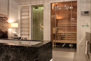  Die großzügigen Badezimmer in den Suiten bieten nicht nur Privatsaunen sondern auch Marmorbadewannen ausreichend Platz.  