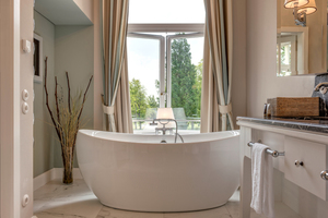  Wer in den freistehenden Wannen ein Bad nimmt, greift nach bodenstehenden „Axor Montreux 2-Griff-Wannenarmaturen“. 
