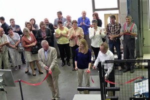  Roth Umwelttechnik nimmt anlässlich des 25-jährigen Jubiläums eine neue Kunststoff-Blasanlage in Betrieb. Das Band durschneiden (v.l.n.r.) Helmut Möller aus der Geschäftsleitung Roth Plastic Technology, Dr. Anne-Kathrin Roth von der Unternehmerfamilie und Günter Reins aus der Geschäftsleitung Roth Umwelttechnik. 