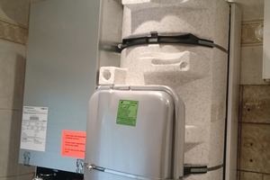  Neu installiertes Brennwertgerät im Badezimmer mit frei liegender nicht verbrennungsumspülter und nicht befestigter Abgasleitung. 