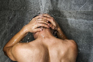  „Vertical Shower“ bietet im Outdoorbereich die optimale Erfrischung nach demSaunagang. 