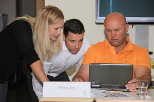  Meike Scholer, V&B-Schulungsmanagerin; Tobias Pfoh (externer Trainer, badnet) und Seminarteilnehmer Selami Sen besprechen eine Übungsaufgabe. 