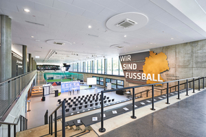  Action pur in der Multifunktionsarena mit großzügigen Fensterfronten. Kühlkassetten in der Decke sorgen für ein angenehmes Raumklima. 