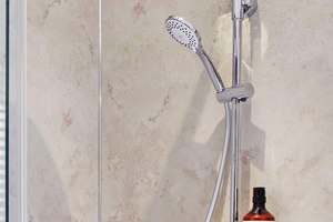  Das Shower-Set „RS Softcube“ verfügt über einen Kippschalter, der das Wählen zwischen Kopf- und Handbrause ermöglicht.  