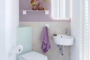  Der Toilettenbereich ist bewusst vom restlichen Bad getrennt und fügt sich durch die clevere Planung dennoch harmonisch in das Gesamtkonzept ein. 