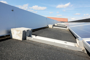  Die Green Force Company hat sich für die Ballastierung der Photovoltaikanlage spezielle Betongewichte gießen lassen. Für die Verwendung handelsüblicher Plattenmaterialien bietet Richard Brink Ballastierungsunterstützungen an. Diese sichern den standfesten Halt der eingesetzten Steine. 