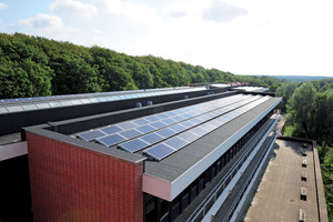  Auf den insgesamt 4.300 m² großen Dachflächen hat die Green Force Company eine Anlage mit einer Gesamtleistung von 225 kWp installiert. 