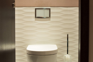  Für beste WC-Hygiene sorgen wandhängende WCs aus der Serie „Subway 2.0“, die dank spülrandloser DirectFlush-Technik besonders einfach und schnell zu reinigen sind. 