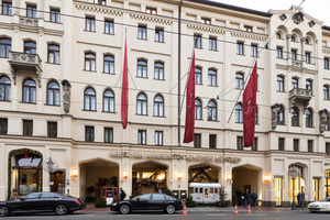  Das Hotel Vier Jahreszeiten Kempinski ist ein luxuriöser Rückzugsort für anspruchsvolle Gäste. 