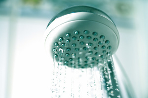  Eine Dusche, die sofort angenehm temperiertes Wasser liefert, ist heute Standard. Doch gerade das Duschen kann für den Menschen gefährlich werden, wenn das Wasser mit Legionellen belastet ist.  