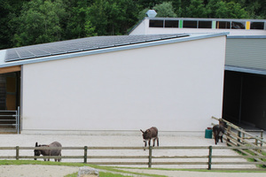  Der Wechselrichter dieser 96-kWp-PV-Anlage erwärmt den Ansaugschacht einer Luft-Wärme-Pumpe.  