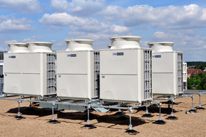  Das VRF-R2-Wärmepumpensystem nutzt die Wärmeenergie des Gebäudes und transportiert sie innerhalb des geschlossenen Systems dorthin, wo sie sinnvoll eingesetzt werden kann. 
