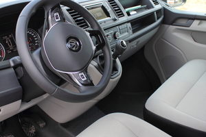  Der VW Transporter ist intuitiv bedienbar, verfügt über zahlreiche Ablagen und bietet einen komfortablen Arbeitsplatz. 