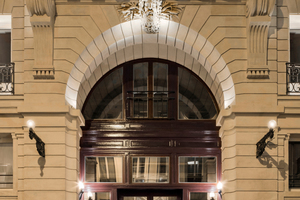  Historische Fassade mit bewegter Vergangenheit: das Hotel „Les Bains“. 