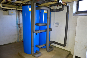  Im Keller des Hauses stehen zwei Speicher für die Trinkwarmwasserversorgung. 