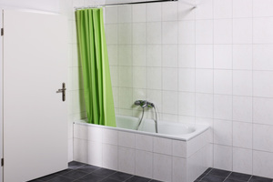  1.: Der von Repabad geschulte „Dusche auf Wanne“ Spezialist vereinbart einen Vorort-Termin und misst die alte Badewanne aus. Anhand der Aufmaße wird die passende Acrylduschwanne aus hochwertigem Sanitäracryl bestimmt.  