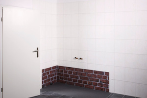  2.: Die alte Badewanne wird demontiert. „Dusche auf Wanne“ wird vor die Wand montiert. Die Abdichtungsvorschriften an eine Dusche werden durch die Zarge an der Duschwanne und die hohen Glasrückwände erfüllt. Eine zusätzliche Abdichtung der Wände ist nicht erforderlich.  