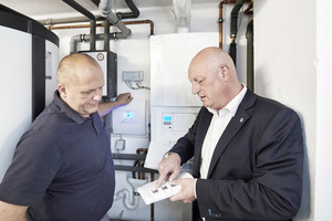  Abgestimmte Effizienz dank entsprechender Regelung im System: SHK-Meister Volker Streich (li.) und Vaillant Außendienstmitarbeiter Olaf-Patrick Stühmer können im fachlichen Austausch die Energieeinsparung dieser Anlagenkombination detailliert belegen. 