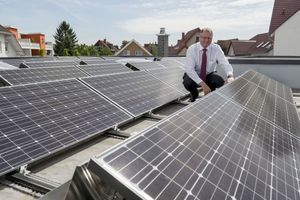  Heinz Jörg Göbert auf dem Flachdach seines Bungalows inmitten von 74 Photovoltaikmodulen. 