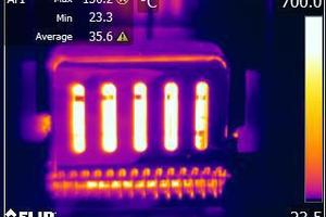  ###11+12###Aufnahme desselben Objektes mit verschiedenen Temperaturbereichen: -20 bis 120 °C (links) und 0 bis 650 °C (rechts). Die Temperatur im linken Bild wird mit einer Warnhinweis (roter Kreis mit weißem Kreuz) angezeigt, da dieser Messwert außerhalb des kalibrierten Bereichs liegt. 