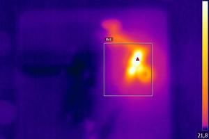  ### Bild 3+ 4 ####Fokussiertes Wärmebild (links) mit Maximaltemperatur Tmax=89,7 °C und nicht fokussiertes Wärmebild (rechts) mit Maximaltemperatur Tmax = 73,7 °C. 