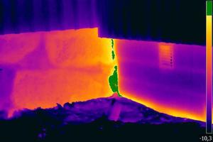  ### bild 18+19 ###Grundmauer: Übergang zwischen dem alten (links im Bild) und neueren (rechts im Bild) Teil des Gebäudes. Die Isotherme verdeutlicht den Bereich der Luftleckage.  