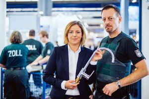  Kathrin Hietsch (Legal Affairs Manager, Dornbracht) und Martin Fuchs (Zollamtmann) mit einer Produktkopie der Armaturenserie „Tara.Logic“. 