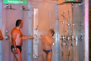  Mit dem Probeduschen für Fachleute gibt Hansgrohe seinen Sanitärprofis auf den „Raindance AIR“-Duschpartys wasserfeste Verkaufsargumente an die Hand 