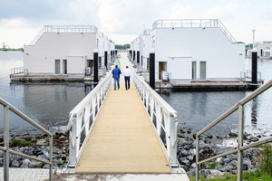  Über eine elegante Gangway sind die in skandinavischer Architektur gebauten Schwimmenden Häuser zu erreichen. 