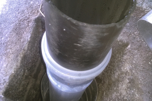  Abgasleitung in einem zu engen vorhandenen Edelstahlrohr eingezogen – Abstand von mind. 3 cm nicht eingehalten! 