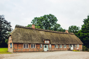  Die Ursprünge des Wohnhauses auf dem Grünholzhof reichen zurück bis in das Mittelalter. Die ältesten Hölzer des mit Reet bedeckten Gebäudes sind gar 1280 Jahre alt. 